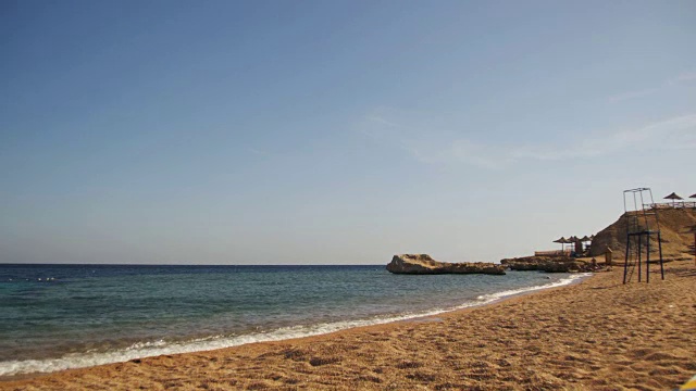 埃及，红海的沙滩和海岸线上的海浪视频素材