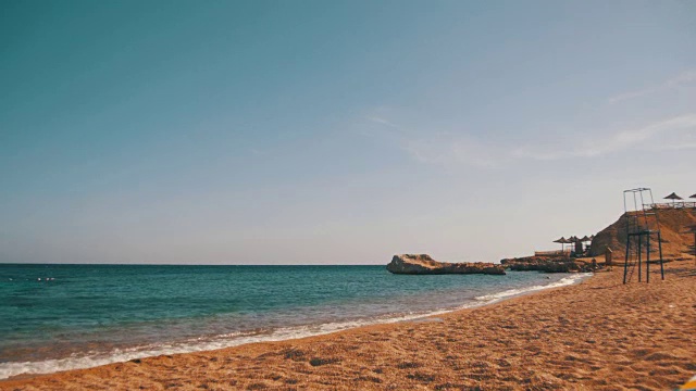 埃及，红海的沙滩和海岸线上的海浪视频素材