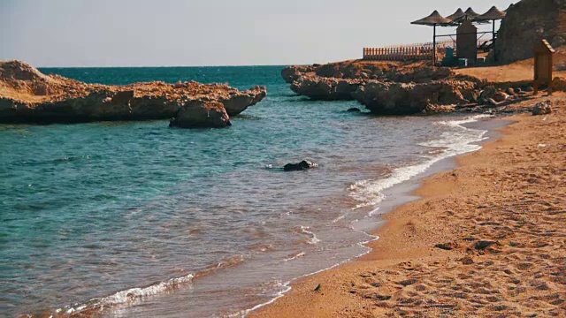 埃及，红海的沙滩，慢镜头中的海岸线上的海浪视频素材