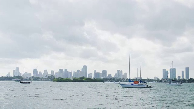 迈阿密比斯坎湾的帆船抛锚在水太阳和云的时间流逝视频素材