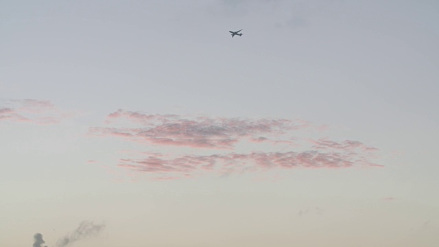 私人飞机在天空中飞走，红云在迈阿密日落，离开或到达热带地区视频素材