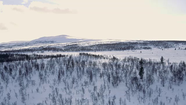 挪威雪山背后的日落。戏剧性的云视频素材