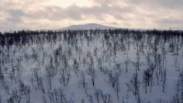 挪威雪山背后的日落。戏剧性的云视频素材