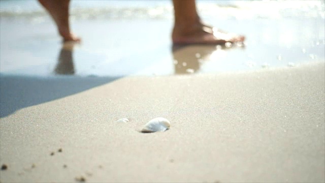 海浪在海滩上踏着走的脚步视频素材