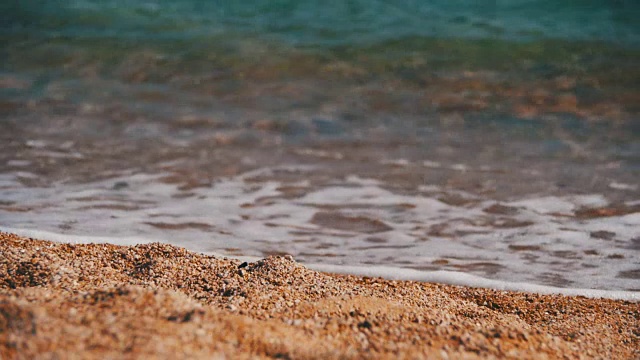 埃及红海的沙滩和海岸上的海浪视频素材