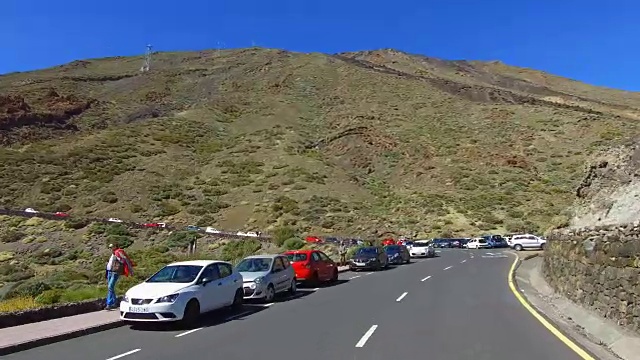 穿越云层到达特内里费岛泰德山脉的道路视频素材