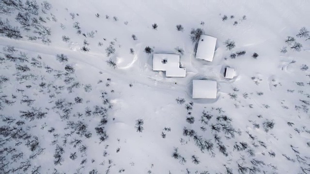 俯视着雪地里的一间孤零零的小屋视频素材