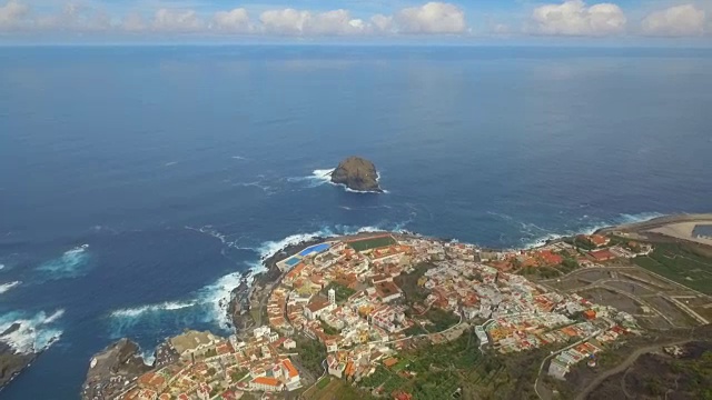 加拉奇科镇的鸟瞰图在火山碎片的海岸线。视频素材