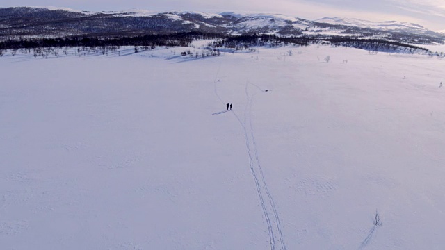 滑雪者在雪地里徒步旅行视频素材