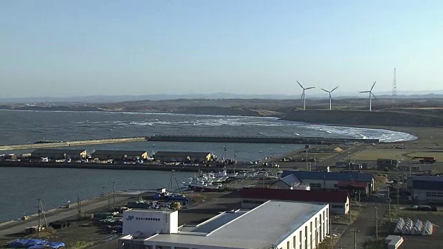 风力涡轮机和tommaae渔港，北海道，日本视频素材