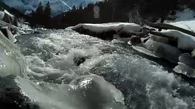 小山河流水淙淙。视频素材