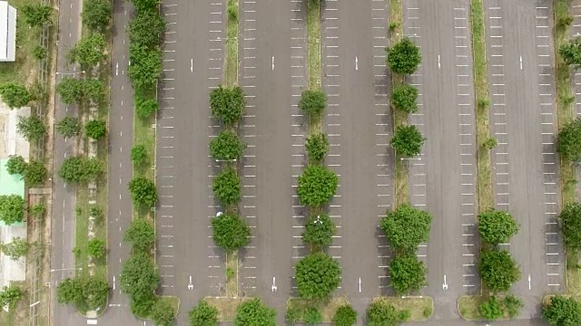 鸟瞰图;空旷的停车场，绿草如茵。视频素材