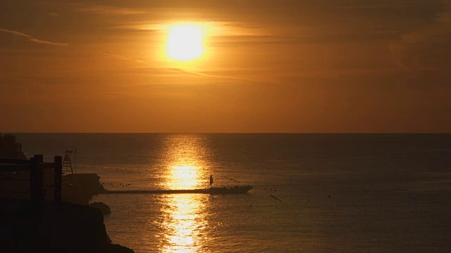 海面上升起的太阳的倒影视频素材