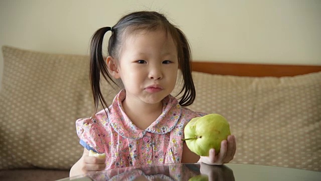 小女孩在吃番石榴视频下载