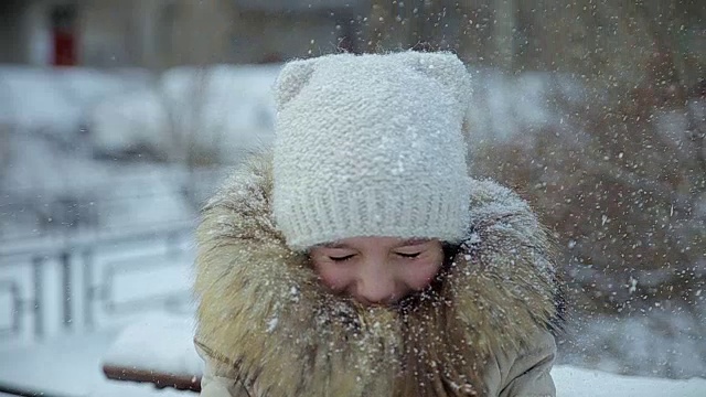 小女孩下雪的慢镜头视频素材