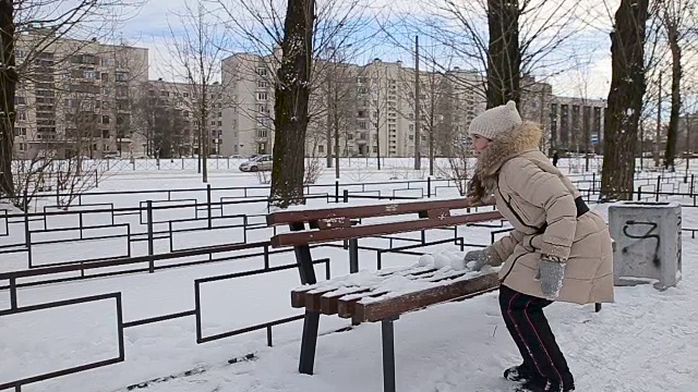 小女孩在玩雪球的慢镜头视频素材