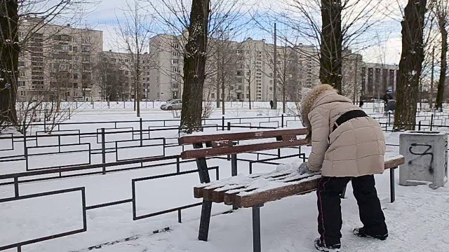 小女孩在玩雪球的慢镜头视频素材