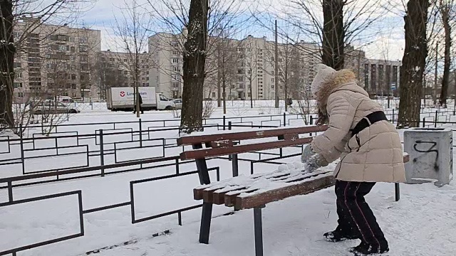 小女孩在玩雪球的慢镜头视频素材