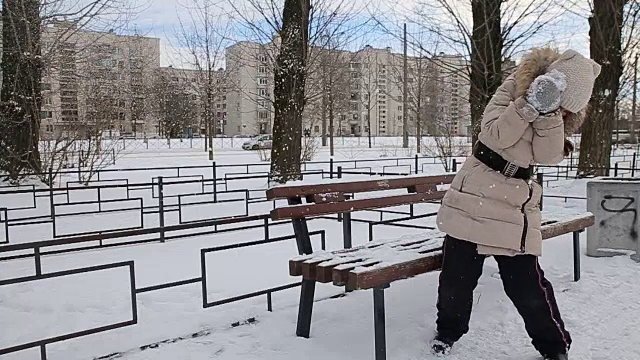 小女孩在玩雪球的慢镜头视频素材