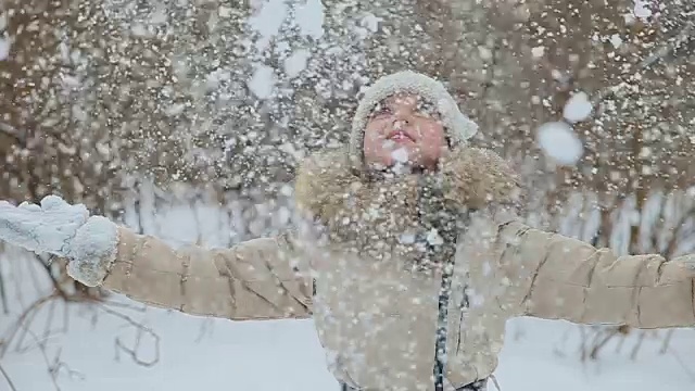 小女孩在雪地里玩的慢动作视频素材