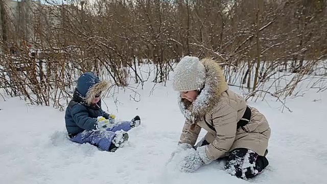 孩子们在雪地里玩的慢镜头视频素材