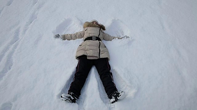 女孩在玩雪天使视频下载