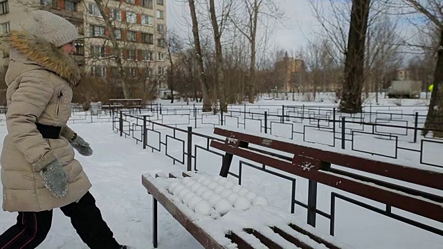 小女孩在玩雪球视频素材