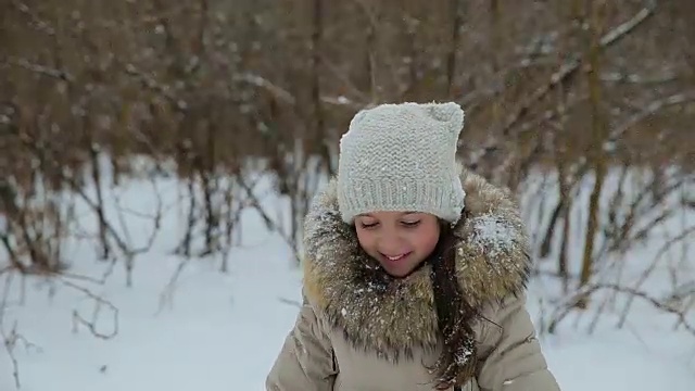 小女孩在雪里玩视频下载