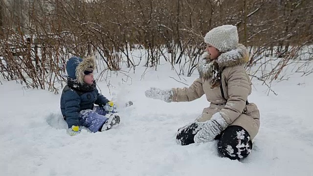 孩子们在雪中玩耍视频素材