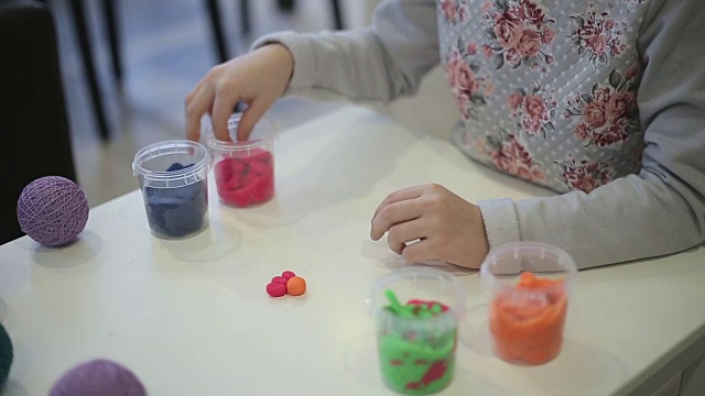 女孩雕刻泥人花视频素材