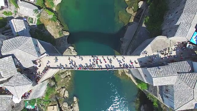 波斯尼亚内雷特瓦河上的一座桥旁的浴场鸟瞰图视频素材