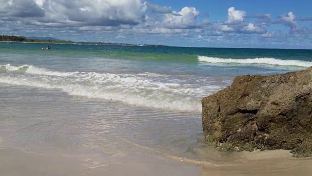 海滩上的波浪视频素材