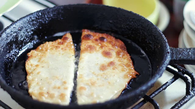 用葵花籽油在煎锅里炸肉饼视频素材