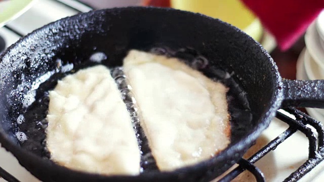 用葵花籽油在煎锅里炸肉饼视频素材