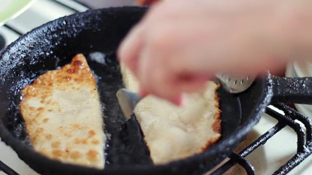 用葵花籽油在煎锅里炸肉饼视频素材