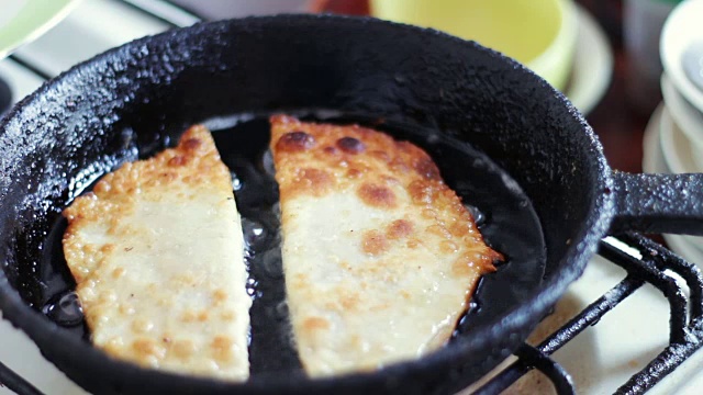 用葵花籽油在煎锅里炸肉饼视频素材