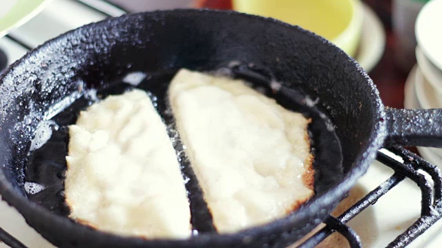 用葵花籽油在煎锅里炸肉饼视频素材