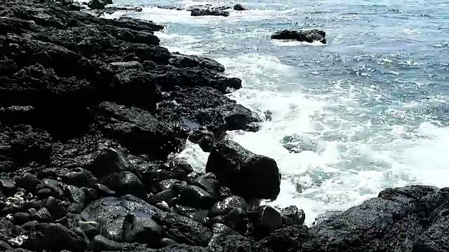 海浪冲击黑色熔岩岩海岸科纳夏威夷视频素材