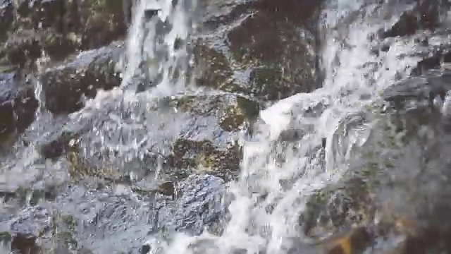 水从岩石上流下来视频素材