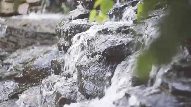 水从岩石上流下来视频素材