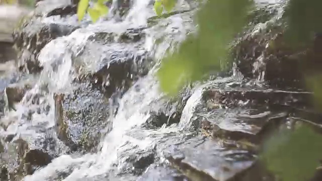 水从岩石上流下来视频素材