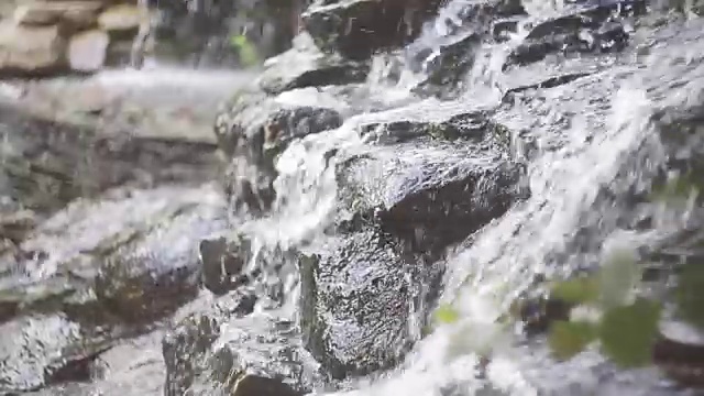 水从岩石上流下来视频素材