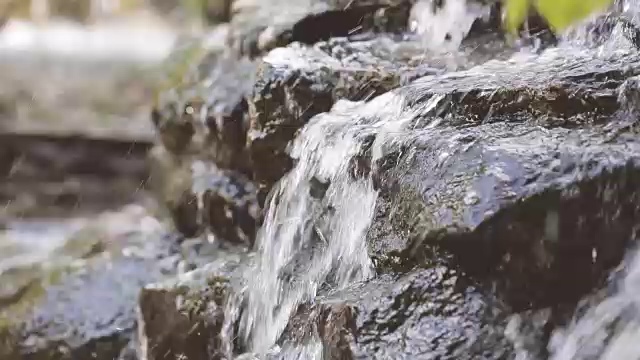 水从岩石上流下来视频素材