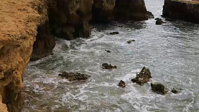 葡萄牙阿尔加维的海浪和岩石视频素材