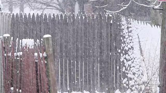 侧着雪沿着栅栏线缓慢移动视频素材