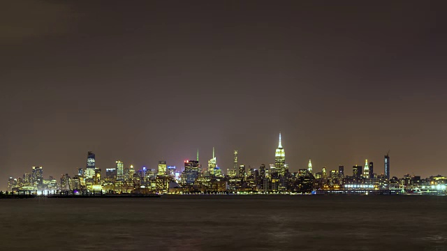 纽约市夏季夜晚的暴风雨和闪电的城市景观视频素材