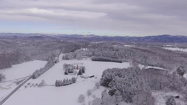 空中的群山在白雪覆盖的远方视频下载