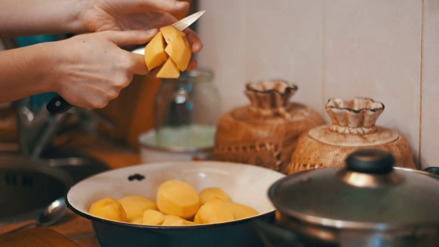 在家厨房削土豆皮。慢动作视频素材