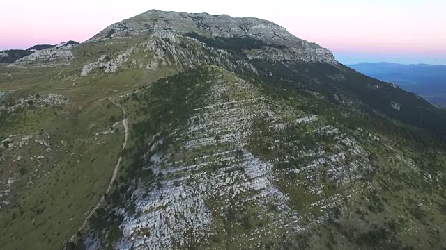 在迪纳拉高地上空飞行视频素材