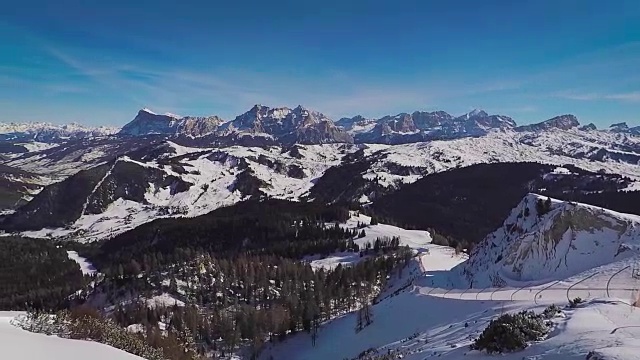 白雪覆盖的高山山峰。滑雪胜地全景图视频素材